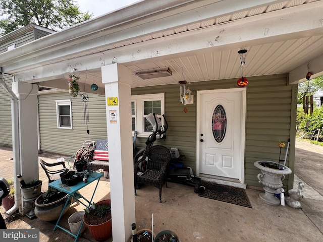 property entrance featuring a porch
