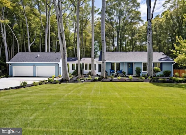 view of front facade featuring driveway and a front lawn