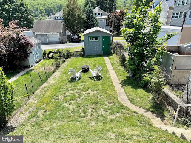 view of yard with a storage unit, an outdoor structure, and a residential view