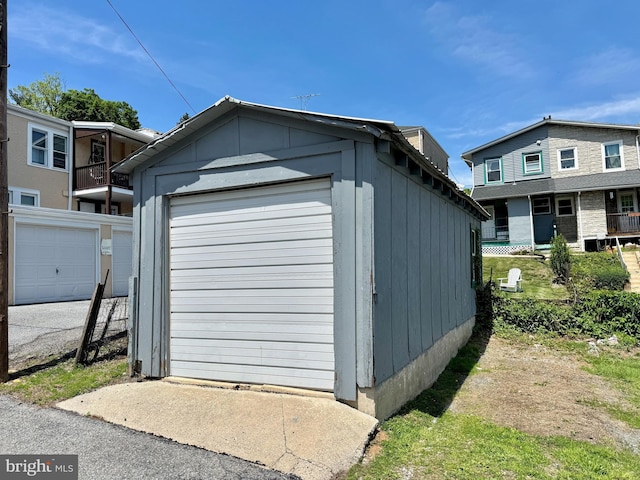 view of outdoor structure with an outdoor structure