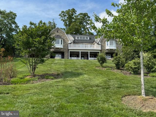 view of front of house with a front lawn
