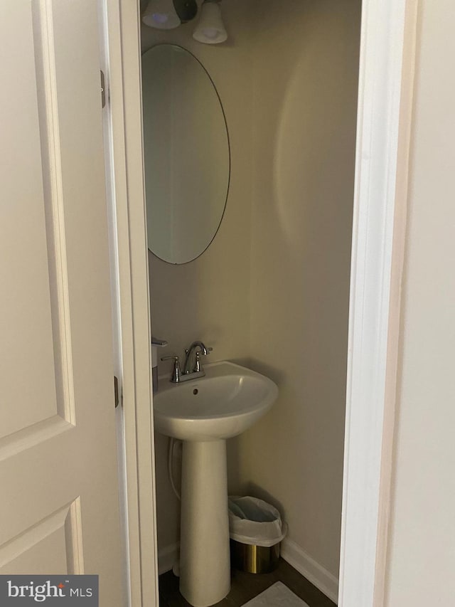 bathroom featuring a sink