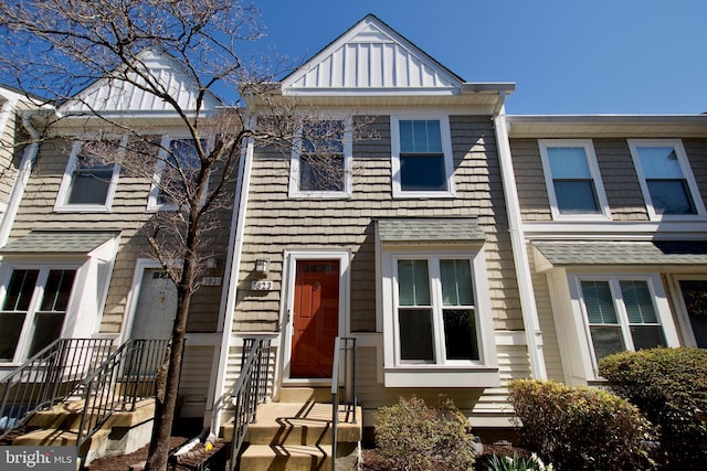 3823 9th Rd S, Arlington, VA 22204 - townhome / multi-family property featuring board and batten siding