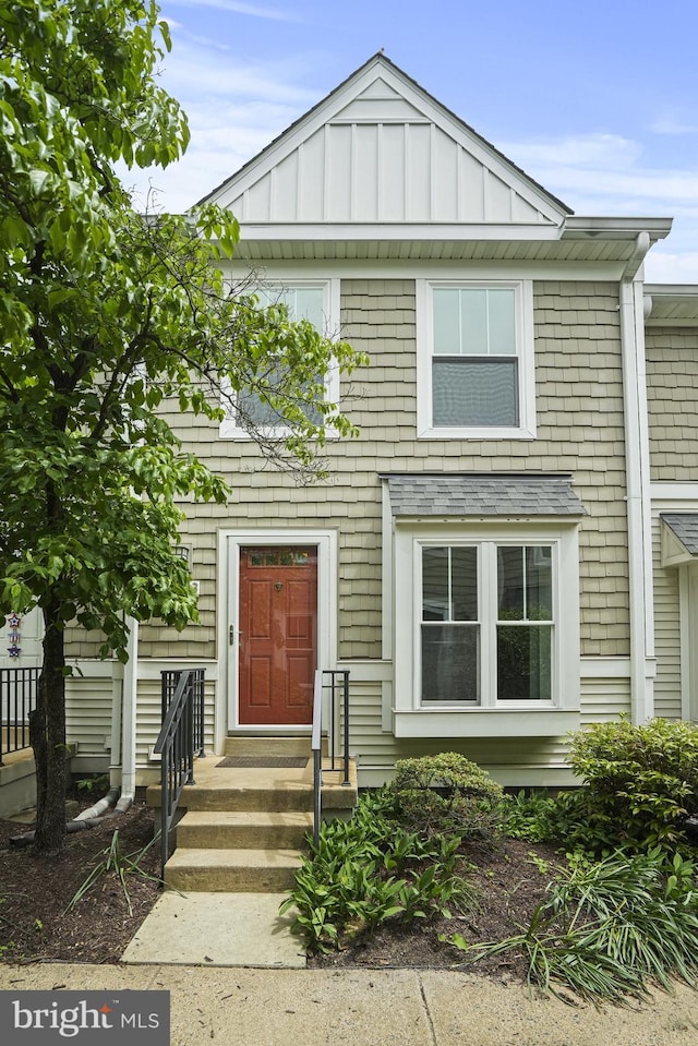 3823 9th Rd S, Arlington, VA 22204 - view of front facade featuring board and batten siding