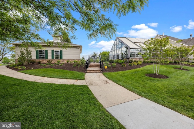view of property's community featuring a lawn