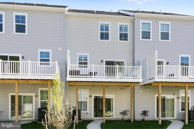 340 Shipyard Dr, Cambridge, MD 21613 - back of property featuring a wooden deck