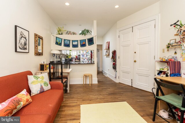 living area featuring wood finished floors, recessed lighting, and baseboards