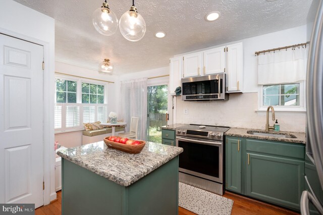 4783 Jaybird Ct, Waldorf, MD 20603 - kitchen with green cabinetry, stainless steel appliances, a sink, white cabinetry, and a textured ceiling