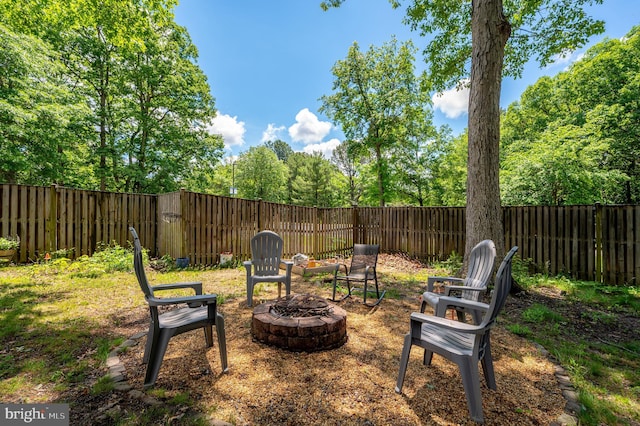 4783 Jaybird Ct, Waldorf, MD 20603 - fenced backyard with a fire pit