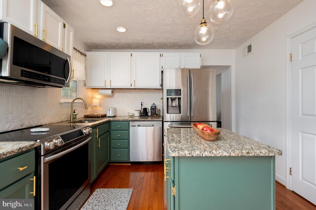 4783 Jaybird Ct, Waldorf, MD 20603 - kitchen featuring stainless steel appliances, green cabinets, white cabinetry, a sink, and a textured ceiling