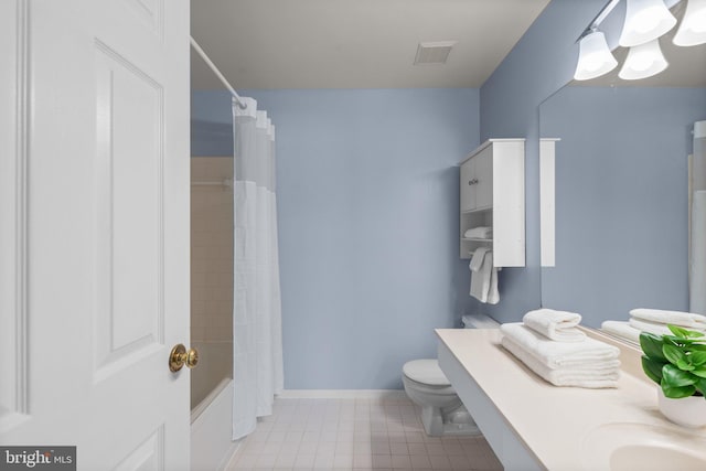 7617 Stony Creek Ln, Ellicott City, MD 21043 - full bath featuring toilet, baseboards, tile patterned floors, a sink, and shower / tub combo with curtain