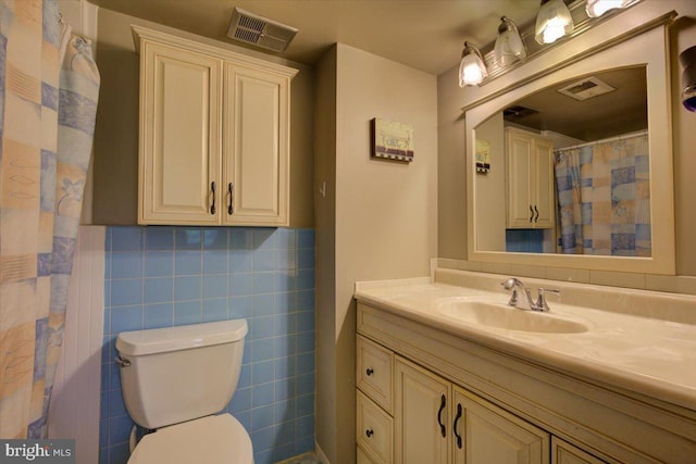 102 Harvest Ln Unit 207, Phoenixville, PA 19460 - full bath featuring vanity, toilet, a shower with shower curtain, and tile walls
