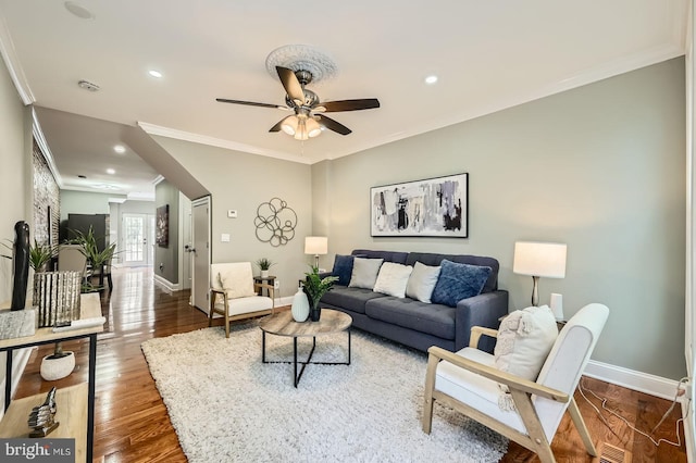 living room with crown molding, baseboards, a ceiling fan, wood finished floors, and recessed lighting