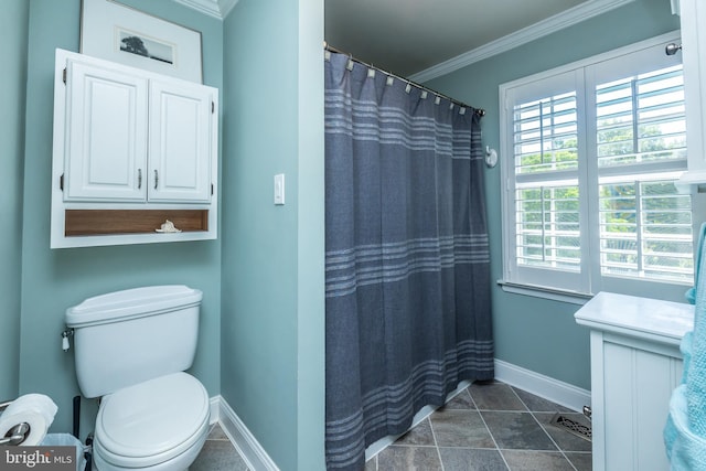 full bath with baseboards, crown molding, toilet, and curtained shower