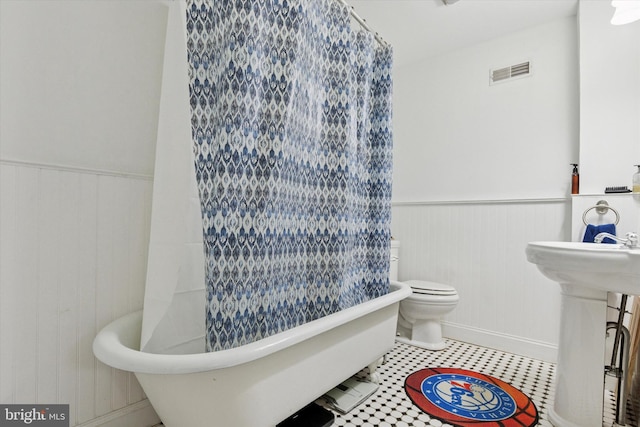 628 Ford St, Conshohocken, PA 19428 - full bathroom featuring a wainscoted wall, a sink, toilet, baseboards, and shower / bath combo with shower curtain