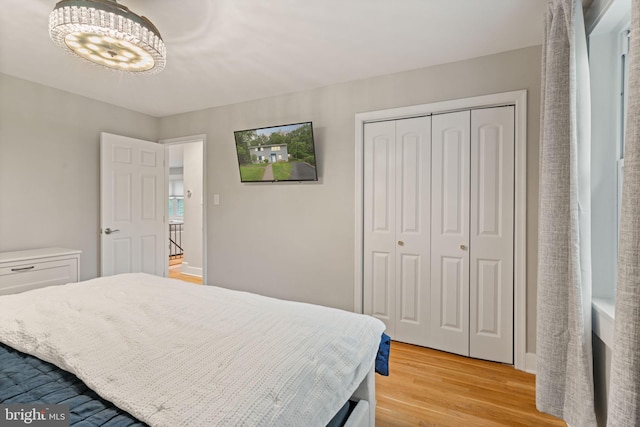 6415 Wilcox Ct, Alexandria, VA 22310 - bedroom with a chandelier, light wood finished floors, and a closet