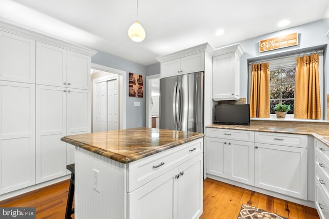 3 Mills Brook Ln, Shamong, NJ 08088 - kitchen featuring freestanding refrigerator, white cabinets, light wood-style floors, a center island, and recessed lighting