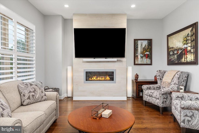 101 Dyer Ct, Herndon, VA 20170 - living area featuring a fireplace, wood finished floors, baseboards, and recessed lighting