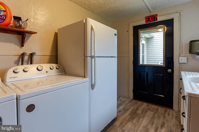 36 Spruce St, Smithmill, PA 16680 - clothes washing area featuring wood finished floors, a textured ceiling, and separate washer and dryer