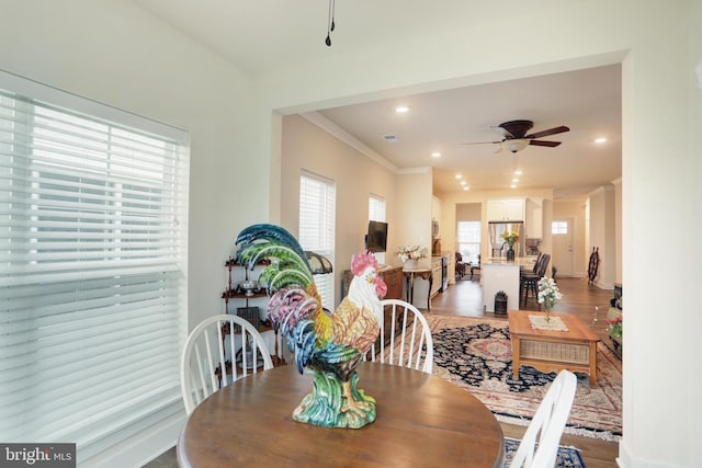 dining area with ceiling fan, recessed lighting, light wood-style flooring, and crown molding