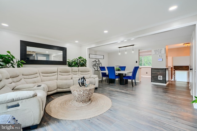 living area featuring crown molding, wood finished floors, recessed lighting, and baseboards