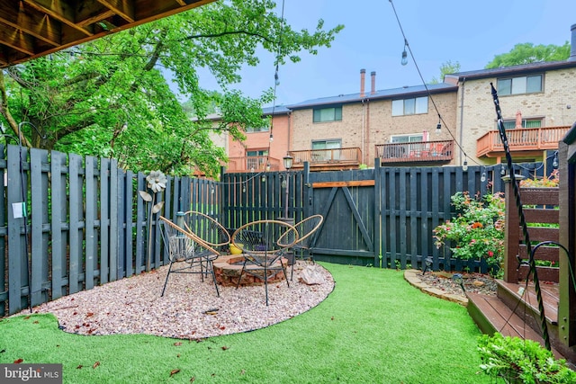 view of yard featuring an outdoor fire pit