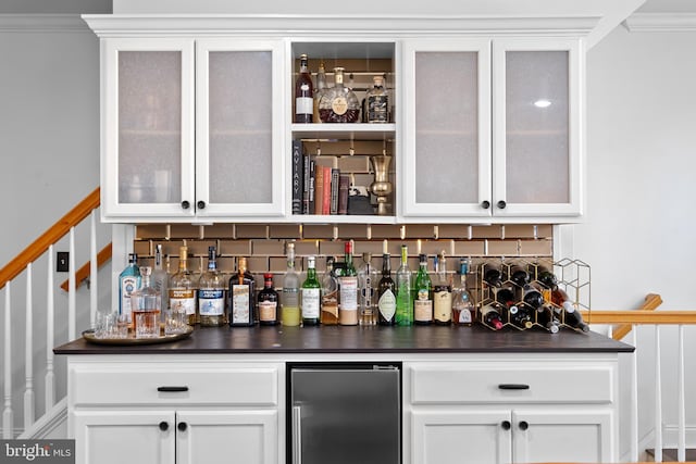 110 Commodore Ct, Philadelphia, PA 19146 - indoor dry bar featuring tasteful backsplash and crown molding