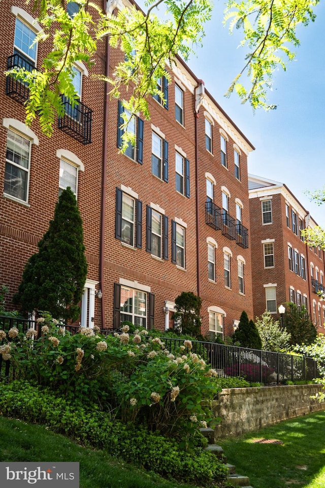 110 Commodore Ct, Philadelphia, PA 19146 - view of property with fence