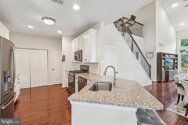 365 Pennycress Rd, Allentown, PA 18104 - kitchen featuring stainless steel appliances, a sink, a peninsula, dark wood-type flooring, and recessed lighting