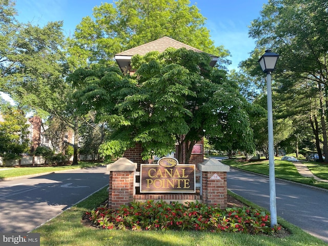 view of community / neighborhood sign