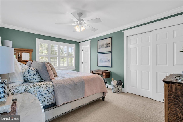 bedroom featuring crown molding, light carpet, a closet, and ceiling fan