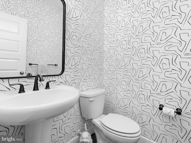 525 Leftwich Ln Unit 78, Annapolis, MD 21401 - half bathroom with wallpapered walls and toilet