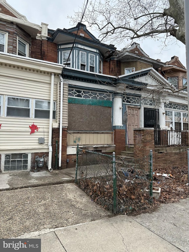 multi unit property featuring a fenced front yard