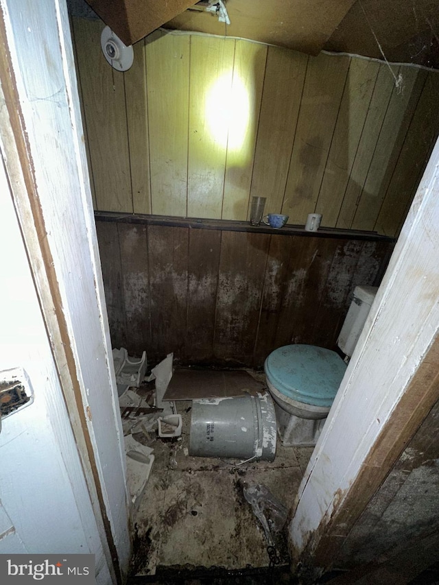 bathroom featuring toilet
