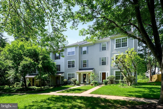 view of front facade featuring a front yard