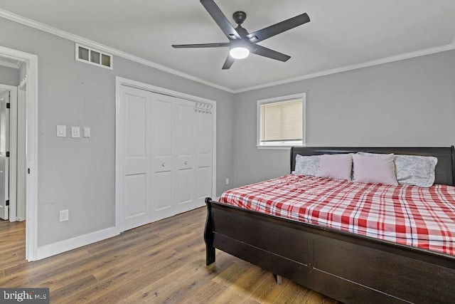 1604 Old New Windsor Rd, New Windsor, MD 21776 - bedroom with wood finished floors, crown molding, baseboards, a closet, and a ceiling fan