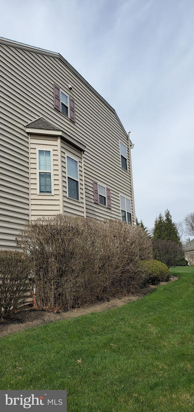 view of side of property featuring a yard
