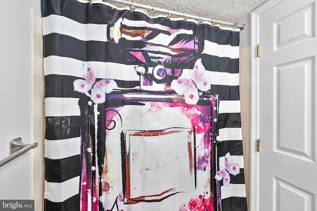 1476 Greenbriar Cir Unit 1-1476, Pikesville, MD 21208 - full bathroom featuring a shower with shower curtain