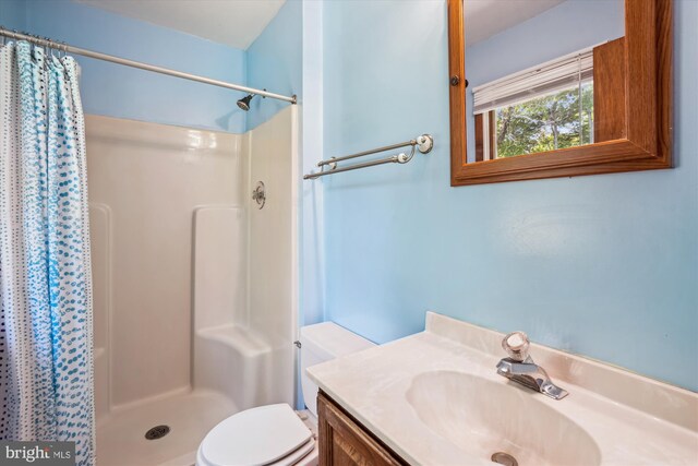 13245 Croom Rd, Upper Marlboro, MD 20772 - bathroom featuring curtained shower, vanity, and toilet