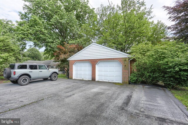 621 E Walnut St, Palmyra, PA 17078 - view of detached garage