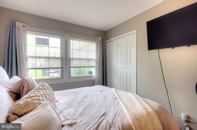 24 Edgewater Ln, Willingboro, NJ 08046 - bedroom featuring a closet
