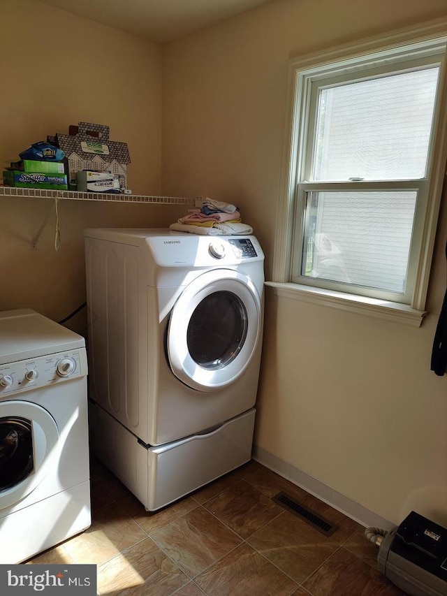 576 Kelker St, Oberlin, PA 17113 - laundry room featuring washing machine and clothes dryer and baseboards