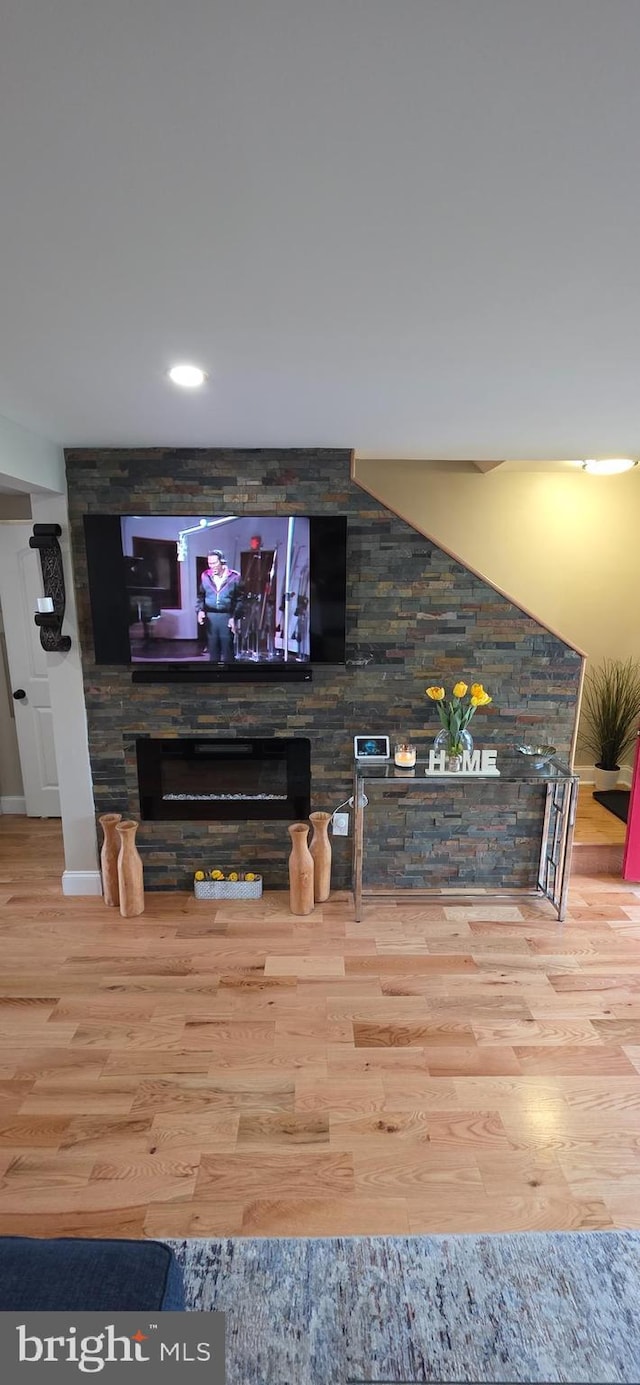 living area featuring wood finished floors, recessed lighting, and baseboards
