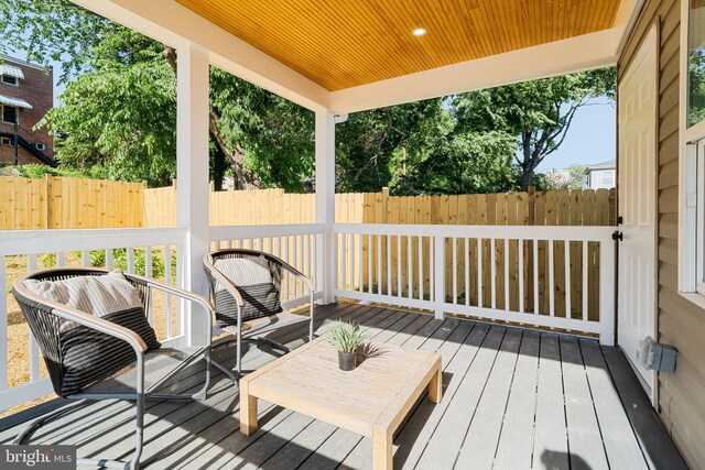 4620 Hunt Pl NE, Washington, DC 20019 - deck with fence