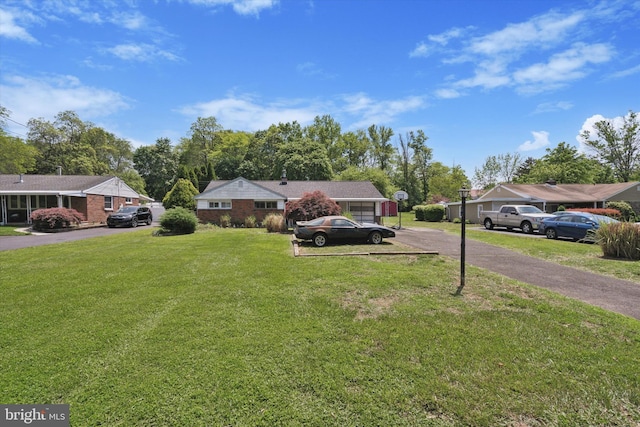 view of front facade featuring a front lawn and driveway