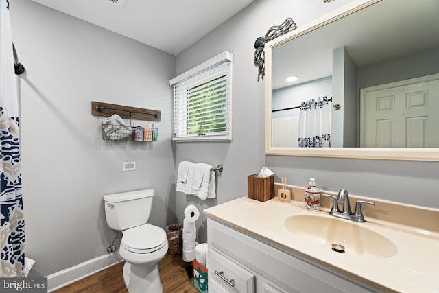 full bath featuring wood finished floors, vanity, toilet, baseboards, and a shower with curtain