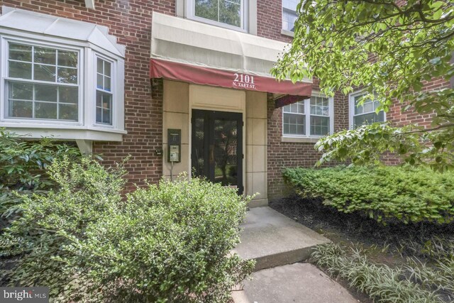 2101 N Taft St Unit 123, Arlington, VA 22201 - property entrance with brick siding