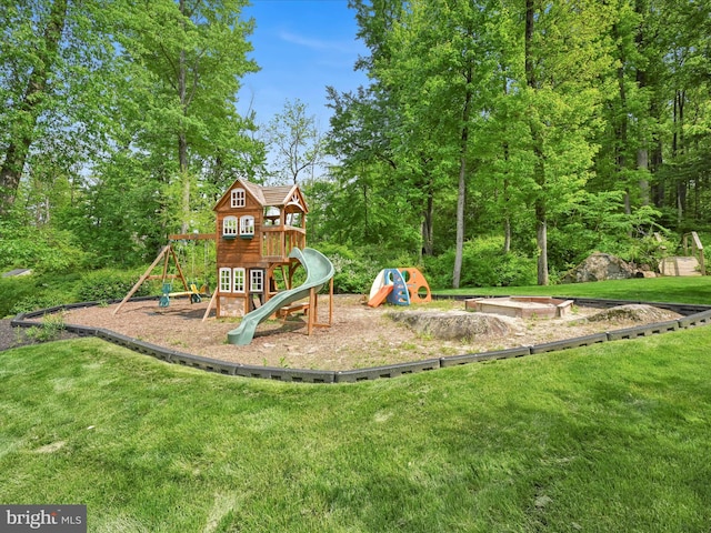 226 Crimson Ln, Elizabethtown, PA 17022 - community playground with a lawn