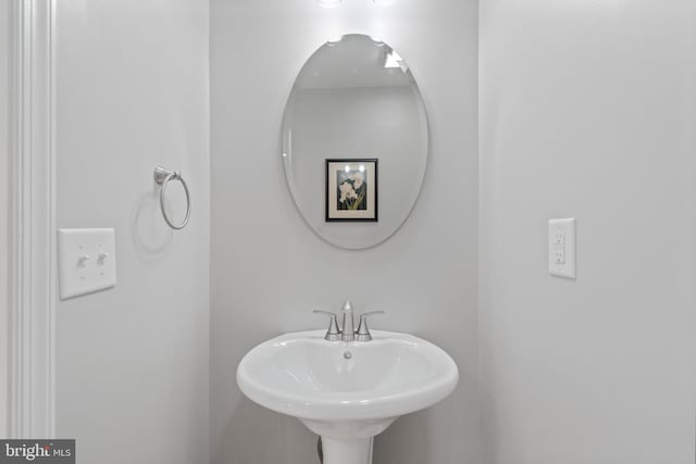 bathroom featuring a sink