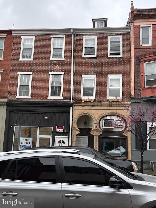 view of front facade featuring brick siding